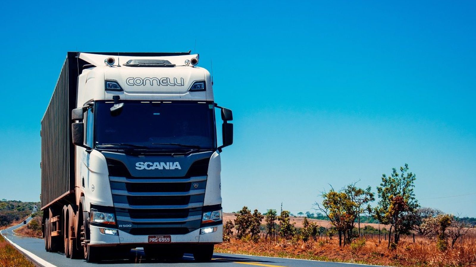 Caminhão de carga em uma rodovia
